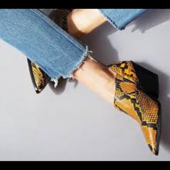 Vince C Fashion ankle bootie! - Picture 2 of 8